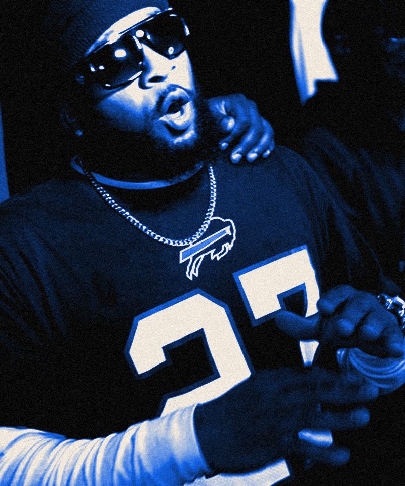 Big Sacc performing, blue duotone